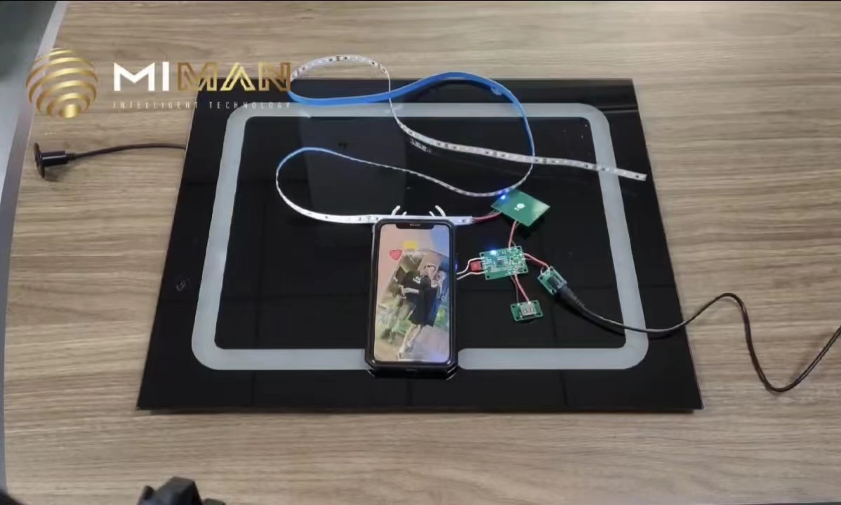 Cargue de forma inalámbrica su teléfono con muebles.