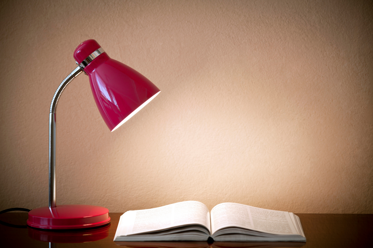 Qué debe tener una lámpara de escritorio infantil
